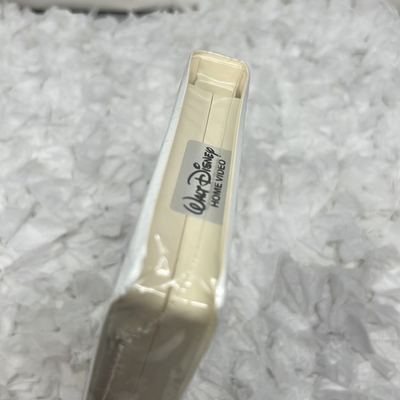 Walt Disney Home The Black Cauldron (Disney's Masterpiece) [VHS] Rated PG - Picture 4 of 7